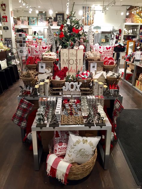 Retail Christmas Display Ideas, Christmas Boutique Ideas, Christmas Store Displays Retail, Christmas Store Displays, Christmas Booth, Christmas Tree On Table, Christmas Vignettes, Christmas Window Display, Neutral Christmas Decor