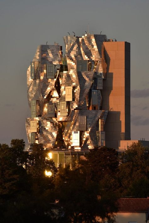 Frank Gehry Buildings, Frank Gehry Architecture Buildings, Soft Glow Aesthetic, Deconstructivist Architecture, Frank Gehry House, Frank O Gehry, Frank Gehry Architecture, Gehry Architecture, Avant Garde Architecture