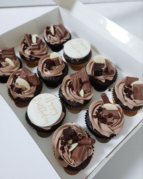 Aesthetic Cupcakes Chocolate, Cupcakes For Guys Birthday, Men’s Birthday Cupcake Ideas, Simple Chocolate Cupcake Designs, Cupcakes Decoration Chocolate, 80 Birthday Cupcakes, 21st Cupcakes For Guys, Husband Birthday Cupcakes, Cupcake Decoration For Men