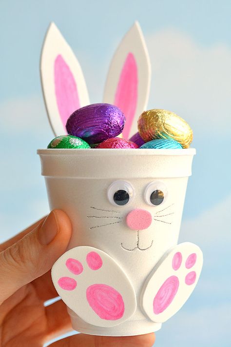 These foam cup bunnies are SO CUTE! I love how easy they are to make with simple craft supplies! Fill them with candy, chocolate eggs, pencil crayons, or even small toys. They take less than 10 minutes and make an awesome Easter treat idea! Make them as a decoration for the Easter table, or give them away as small Easter gifts. This is such a fun Easter craft for kids! Påskeaktiviteter For Barn, Small Easter Gifts, Diy – Velikonoce, How To Make Foam, Fun Easter Crafts, Easy Easter Crafts, Easter Bunny Crafts, Crafting Tools, Diy Valentine