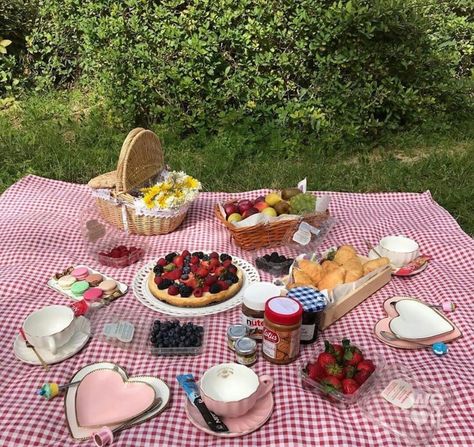 Picnic Date Food, Cheese Table, Picnic Inspiration, Date Recipes, Picnic Birthday, Romantic Picnics, Picnic Date, Perfect Picnic, Picnic Time