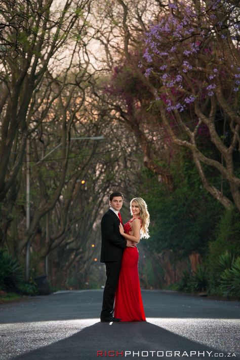 Matric Farewell ideas #photos #matricdance #johannesburg Matric Dance Poses Ideas, Matric Fairwell Photo Ideas, Matrick Fairwell Photoshoot, Matric Dance Photo Ideas, Photo Ideas For Matric Farewell, Matric Farewell Photo Ideas, Matriek Farewell Photoshoot Ideas, Rainy Prom Pictures, Matric Farewell Photoshoot Ideas Couple