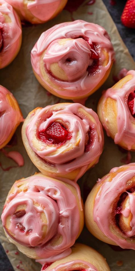 Strawberry Cinnamon Rolls - Chasety Cinnamon Rolls Strawberry, Cute Pastry Recipes, What To Bake With Friends, Pink Dessert Ideas, Valentines Day Food Ideas, Strawberry Pastries, Strawberry Baking, Strawberry Rolls, Baking Pastries