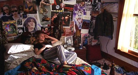 18 Killer Bedrooms All '90s Teens Wish They'd Had. I was a kid in the 90s but yeah, I wanted these rooms. Fotografia Grunge, Sala Grunge, Movie Bedroom, 90s Room, 90s Bedroom, Grunge Bedroom, Soft Grunge Outfits, 90s Teen, Teen Girl Bedroom