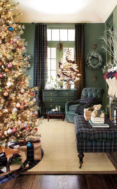 Rugs Colorful, Tartan Plaid Christmas, Cozy Christmas Living Room, Eclectic Living, Decor Eclectic, Room Painting, Modern Christmas Decor, Christmas Decorations Living Room, Christmas Living Rooms