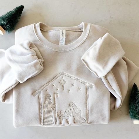 The perfect Holiday themed crewneck for this Christmas season! Snuggle up in the coziest sweatshirt ever! This sweatshirt is so buttery soft and not super thick, giving it a nice light weight feel.  TO ADD EXTRA EMBROIDERY TO SLEEVE CUFF: https://www.etsy.com/listing/1299089179/additional-embroidery-on-sleeve-cuff - Add this link to your cart during check out, please provide info that you would like on the sleeve. Provide the font and design (name, initials, date, tiny heart, etc.). Sleeve embro Cute Diy Crewnecks, Winter Sweatshirt Designs, Holiday Sweatshirts Cricut, Cute Christmas Crewneck, Modern Machine Embroidery Designs, Simple Embroidered Sweatshirt, Embroidery Ideas Machine, Simple Christmas Sweatshirt, Christmas Embroidered Sweatshirt