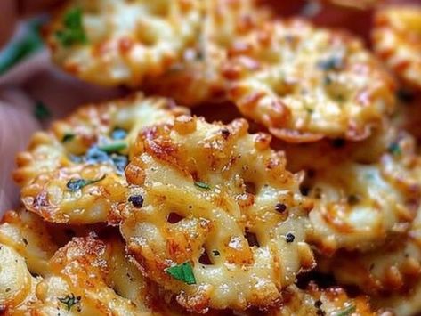 Garlic Bread Bits, Crunchy Garlic Bread Ritz Bits, Garlic Bread Ritz Crackers, Garlic Bread Ritz Bits, Savory Snacks Easy Quick, Ritz Cracker Appetizers, Gizzards Recipe, Ritz Bits, Creamy Broccoli Cheddar Soup