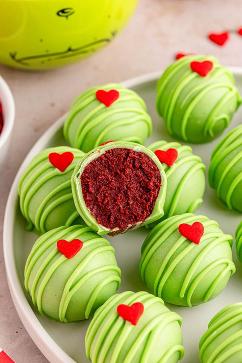 These Grinch Oreo Balls, with a creamy red velvet cheesecake center and sweet chocolate shell, make the perfect holiday dessert. Easy to make and so delicious, these bite-sized treats are sure to steal the show at your next holiday party. Grinch Cake, Christmas Desserts Party, Dessert Original, Oreo Balls, Grinch Party, Christmas Baking Recipes, Christmas Candy Recipes, Christmas Food Desserts, Christmas Party Food