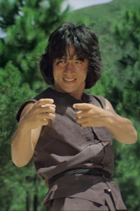 Jackie Chan play drunken kung fu as Wong Fei Hung in Yuen Woo-ping movue Drunken Master(1978) Drunken Kung Fu, Jackie Chan Movies, Drunken Master, Nicky Larson, Male Pose Reference, Martial Arts Movies, Martial Arts Workout, Body Reference Poses, Human Poses Reference