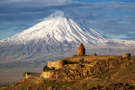 Accueil / Twitter Mount Ararat, Christian World, Resting Place, Noah's Ark, Green Landscape, Noahs Ark, Place Of Worship, Armenia, Mount Rainier