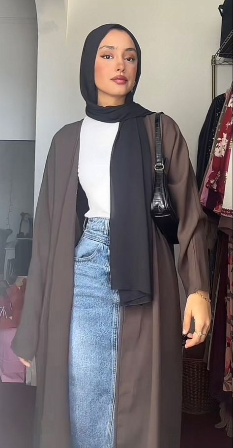 Autumn Abaya Outfits, Attractive Modest Outfits, Abaya With Skirt, Brown Modest Outfit, Abaya Casual Outfit, Hijab Brown Outfit, Abaya With Jeans Outfit, Outfits For Hijabi Girl, Brown Abaya Outfit