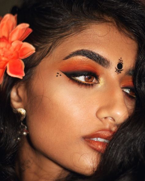 Middle Eastern Editorial, South Asian Eye Makeup, Navratri Face Tattoo, Garba Eye Makeup Look, Navratri Face Makeup, Eye Makeup For Navratri, Navaratri Makeup Looks, Navratri Eye Makeup, Dandiya Makeup Look