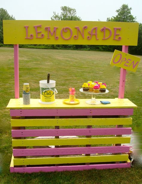 25 Effortless DIY Lemonade Stand Ideas Making Your Summer Parties Refreshing! Lemonade Stand Out Of Pallets, Pallet Lemonade Stand, Lemonade Stand Ideas, Pink Lemonade Stand, Lemonade Stand Birthday Party, Kids Lemonade Stands, Lemonade Stand Birthday, Kids Lemonade, Diy Lemonade Stand