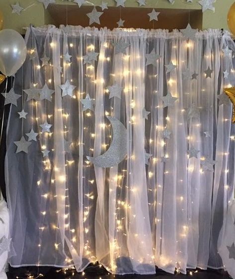 Genius space themed ideas for a baby shower or party! Baby Shower Themes Neutral, Star Baby Shower Theme, Idee Babyshower, Boy Baby Shower Ideas, Twinkle Twinkle Baby Shower, Moon Baby Shower, Trendy Baby Shower Ideas, Space Baby, Fiesta Baby Shower