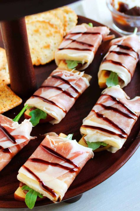 Apple and cheese prosciutto wraps are a delicious and easy appetizer that is perfect as a starter, or as a complement to wine pairing with friends. Prepared in minutes, the combo of sweet, tart apples, salty prosciutto, and creamy cheese is simply irresistible. Why You Will Love This Recipe Prosciutto wrapped apple slices are popular at any time of the year, but they're especially popular during the fall when Prosciutto Wrapped Peaches, Appetizer With Prosciutto, Prosciutto Wrapped Cheese, Proscuitto Appetizers Apple, Prosciutto Wrapped Appetizers, What To Do With Prosciutto, Apple Prosciutto Appetizer, Apple Cheddar Appetizer, Apple And Cheese Pairings