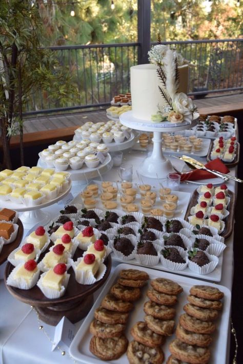 Dessert Buffet Wedding, Autumn Wedding Food, Dessert Catering, Bridal Shower Desserts, Dessert Bar Wedding, Bakery Decor, Cookie Table, Catering Desserts, Favorite Recipes Dinner