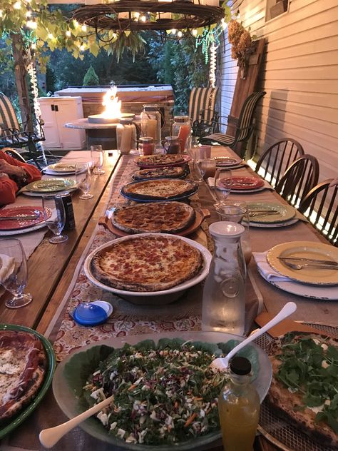 It’s almost unheard of to have nice enough weather to eat outside in October in Pennsylvania, so when the opportunity presented itself, my parents dove all in to throw a beautiful outdoor, rustic pizza party for my sister and I. Their outdoor patio is literally what dreams are made of, with the sound of a... Harvest Backyard Party, Boho Pizza Party, Cute Pizza Party Ideas, Outside Eating Ideas, Homemade Pizza Dinner Party, Hosting Pizza Night, Pizza And Pasta Dinner Party, October Outdoor Party, Outdoor Dinner Ideas Food