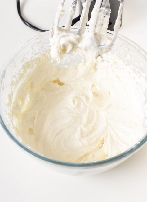 Vegan vanilla frosting - The Conscious Plant Kitchen Vegan Vanilla Frosting, Vanilla Frosting For Cupcakes, Vegan Frosting Recipe, Vegan Icing, Vegan Carrot Cake Cupcakes, Vegan Strawberry Muffins, Strawberry Muffins Healthy, Vegan Buttercream Frosting, Vegan Vanilla Cupcakes