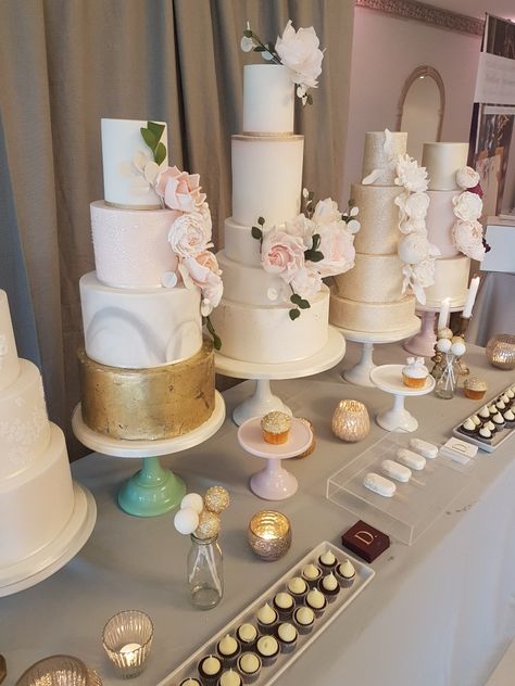 Wedding Fayre Cake Display, Cake Expo Display, Rose Wedding Cakes, Wedding Booth, Expo Ideas, Cake Brownie, Cake Stall, Wedding Cake Display, Wedding Fayre