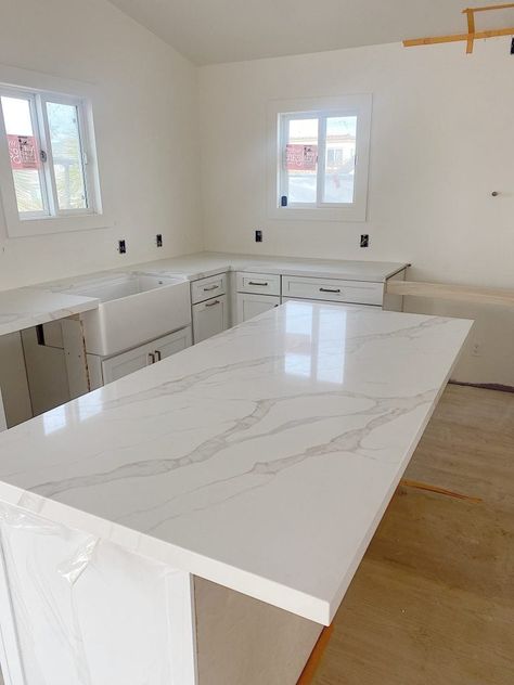 White Quartz Countertop White Cabinets, Quartz Countertops Island, Kitchen Countertops Quartz White, Top Quartz Countertops, White Marble Quartz Countertop, White Island Countertop, Quartz Countertops White Cabinets, Quartz Kitchen Island Countertops, Quartz Countertops Marble Look