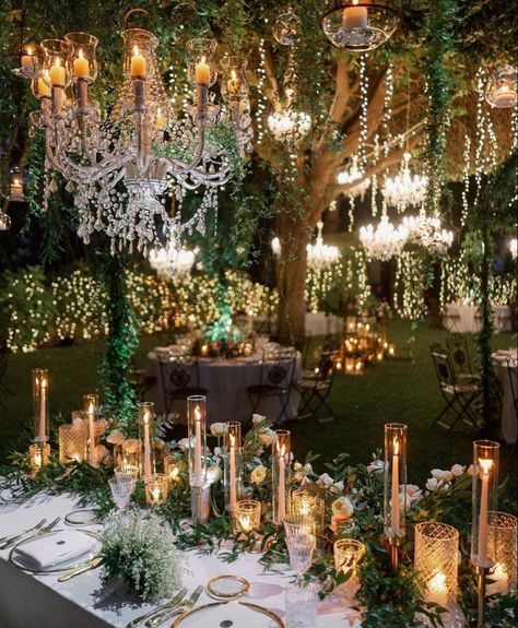 Pakistan Street, Flower Table Decorations, Pakistan Street Style, Forest Theme Wedding, Garden Wedding Reception, Dream Wedding Decorations, Wedding Chandelier, Wedding Table Settings, Wedding Dinner