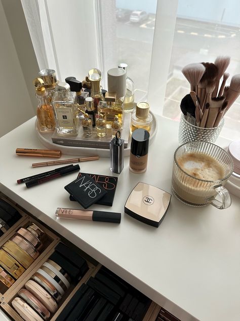 getting ready 🪄 Makeup Aesthetic Vanity, Getting Ready Aesthetic Mirror, Get Ready Everyday, Get Ready Room, Get Ready With Me Aesthetic, Makeup Getting Ready, Fall Winter Makeup, Getting Ready Aesthetic, Cosmetics Aesthetic