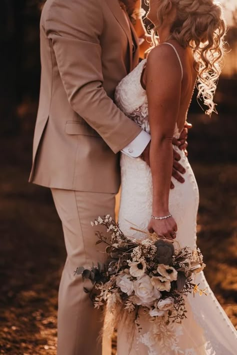 Rustic Bride And Groom, Wedding Photos Short Bride, Bride And Groom Detail Shots, Fall Wedding Photos Bride And Groom, Country Wedding Photos Bride And Groom, Wedding Day Pictures Bride And Groom, Bride And Moh Poses, Fun Wedding Photo Ideas Bride And Groom, Bride And Groom Tan Suit