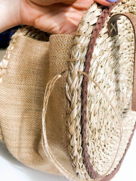 DIY Straw Bag: 10 Steps (with Pictures) Straw Bag Diy, Diy Straw, Hessian Fabric, Sac Diy, Straw Purse, Diy Clutch, Bags Diy, Burlap Bags, Diy Bags