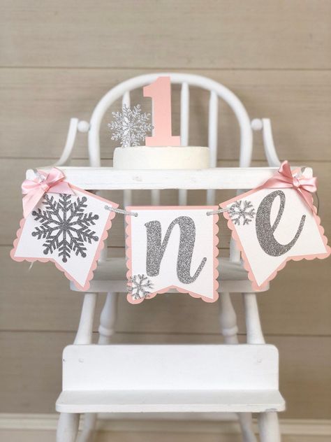 Winter Onederland Party Girl 1st Birthdays, Winter Onederland Party Girl, Winter Wonderland-party, First Birthday Winter, Winter Onederland Birthday Party, Snowflake Party, Winter Onederland Party, Onederland Birthday Party, Winter Wonderland Birthday