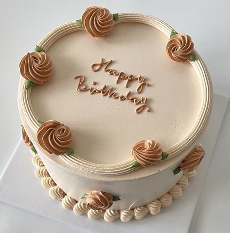 Round Birthday Cakes For Women Simple, Beige Cake Ideas, Round Birthday Cake For Women, Gender Neutral Birthday Cake, Minimal Birthday Cake, Teachers Day Cake, Simple Cake Design, How To Decorate Cakes, Birthday Cake For Women Simple