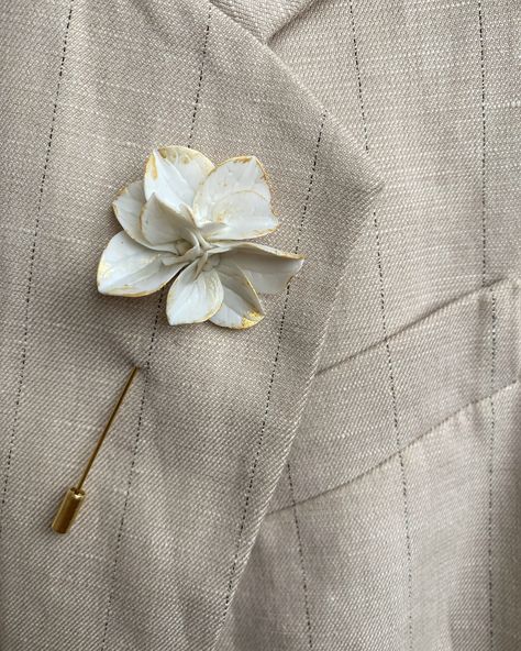 This wedding ivory flower lapel pin is fully handmade. Each element (flower, petal or leaf) is made entirely by hands from material called cold porcelain and toned with soft pastel. These flowers look much like fresh flowers but they will never fade. This wedding boutonniere is absolutely unique and perfect for weddings and other celebrations. But also it will be good even as casual accessory. Flowers are tender and delicate. length - 3 inches (8 cm) Care: You should treat with care this product. If it is dirty, do not worry. Just wipe with a slightly damp cloth. Non Flower Boutonniere, Groom Flower Pin, Groom Lapel Pin, Men Brooch, Brooch Boutonniere, Lapel Pins Wedding, Flower Boutonniere, Men's Brooch, Flower Lapel