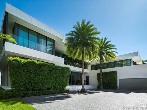 101 N Hibiscus Dr, Miami Beach, FL 33139 | MLS #A10738128 | Zillow Miami Modern Architecture, Miami Houses Exterior, Houses Styles, Miami Homes, Miami Beach Mansion, Miami Beach House, Miami House, Miami Interiors, Modern Miami