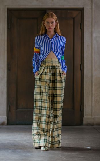 Tokyo Street Fashion, Rosie Assoulin, Mode Casual, Vogue Russia, Plaid Pants, Soft Grunge, Grunge Style, Doc Martens, Vogue Paris