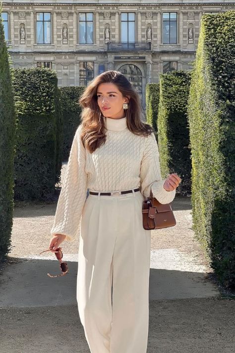 31 Old Money Outfits To Steal The Spotlight. - THE FASHIONABLE ONE Rich Outfits, Looks Kate Middleton, How To Look Expensive, Mode Ulzzang, Lavender Sweater, Mode Hijabi, Chique Outfits, Vest Outfit, Classic Style Outfits