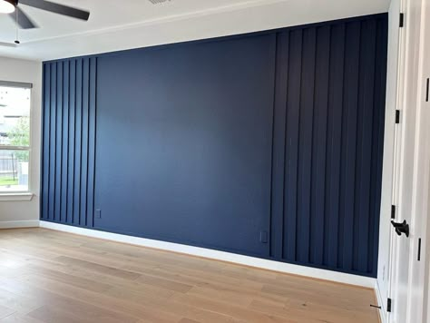 Wood Slat Accent Wall Blue, Accent Wall Dark Blue, Wall To Ceiling Design, Office Accent Wall Color, Tv Wall Color Ideas, Feature Wall Ideas Paint, Feature Wall Ideas Dining Room, Navy Blue Feature Wall Living Room, Dark Gray Accent Wall Living Room