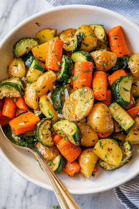 Garlic Herb Roasted Potatoes Carrots and Zucchini - #roasted #potato #carrot #zucchini #recipe #eatwell101 - These roasted vegetables make a great savory side dish that comes together in no time and pairs well with just about anything! - #recipe by #eatwell101 Nail Ideas Hello Kitty, Fashion Wallpaper Backgrounds, Nail Designs Men, Hairstyles Wallpaper, Garlic Herb Roasted Potatoes, Roasted Potatoes Carrots, Carrots And Zucchini, Literally Me Characters, Herb Roasted Potatoes