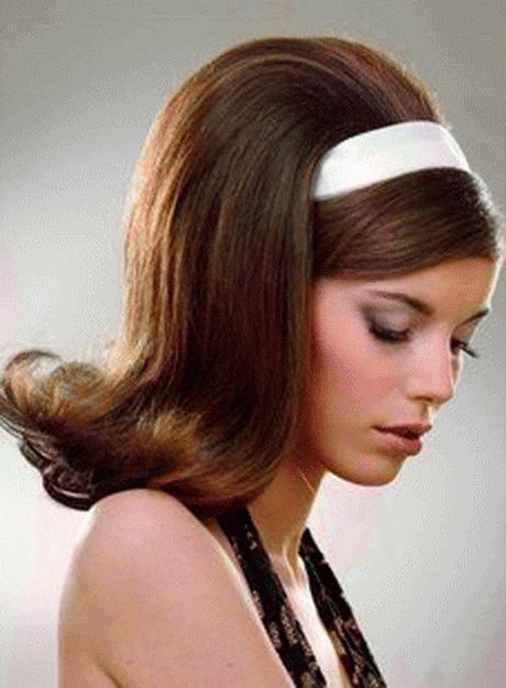 60s slick hairstyle - Headscarf/headband transition between 60s/70s 60s Mod Hair, 1960 Hairstyles, 60’s Hair, Agent 99, Trendy We Fryzurach, 60s Makeup, Trilogy Tour, 1960s Hair, 60s Hair