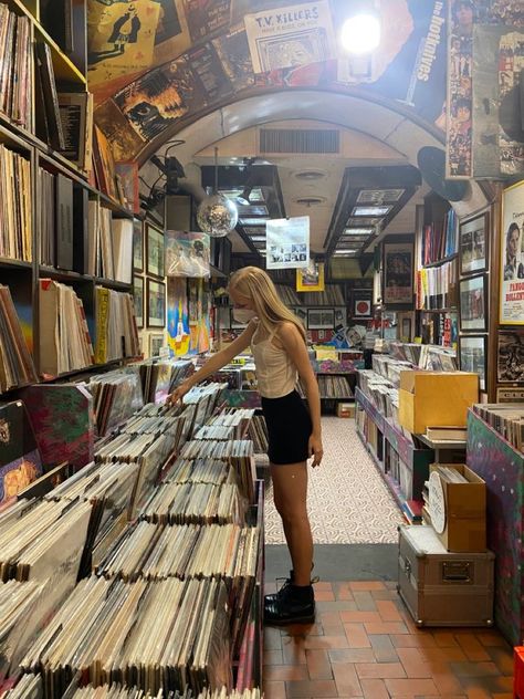 Rockstar Gf Instagram, Candids Aesthetic, Insta Ideas Aesthetic, Down Town Girl Aesthetic Outfits, Romanticizing Life Aesthetic, City Instagram Pictures, Down Town Girl Aesthetic, Aesthetic Insta Pic Inspo, Fall Instagram Pictures