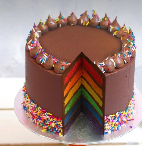 Chocolate Rainbow Cake, Cake With Rainbow, Rainbow Cake Recipe, Cake With Chocolate Frosting, Cake Rainbow, Rainbow Birthday Cake, Cake Frosting Recipe, London Cake, Rainbow Food