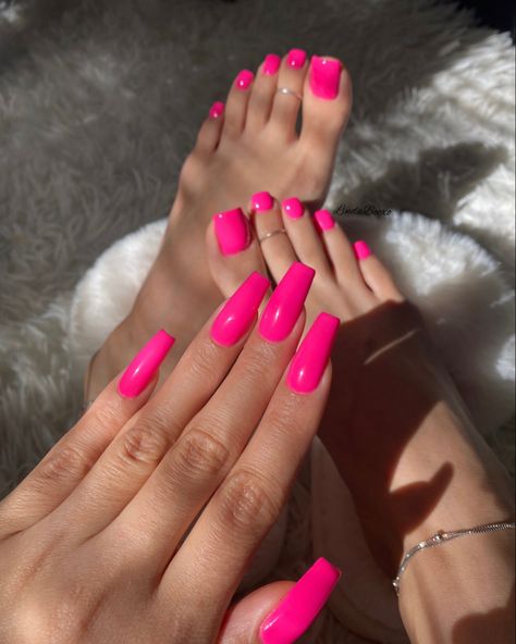 Gel Mani And Pedi Ideas, Pedicure Ideas Summer 2024 Pink, Summer Mani Pedi Combos, Mani Pedi Combos, Pink Toe Nails, Bright Pink Nails, Plain Nails, Pretty Toe Nails, Acrylic Toes