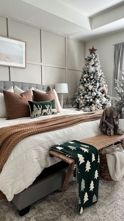 Check more at https://howcandothis.com/homedecoration/29391/ Holiday Bedroom, Winter Bedroom, Holiday Room, Cozy Christmas Decor, Christmas Apartment, Christmas Decor Inspiration, Christmas Decorations Bedroom, Christmas Room Decor, Room Deco