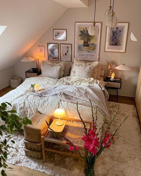 Room With Floral Bedding, Cape Ceiling Bedroom Ideas, Homey Rooms Cozy Bedroom, Cozy Rugs For Bedroom, Studio Flat Ideas, Boho Bedroom Rugs, Aesthetic Bedroom Ideas Cozy, Spring Bedroom, Redecorate Bedroom