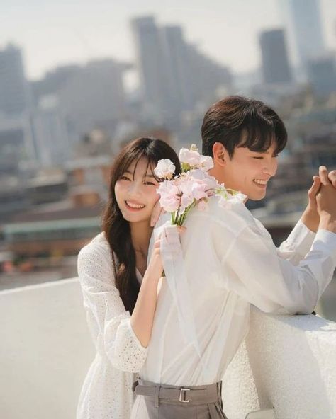 What makes South Korean-style pre-wedding photos interesting is the combination of simple clothing and out of the box photo locations. Are you guys Prenup Poses Ideas, Korean Engagement Photos, Aesthetic Prewedding, Korean Prewedding Photography, Prenup Shoot, Pose Prewedding, Foto Prewedding, 12 Cung Hoàng Đạo, Korean Wedding Photography