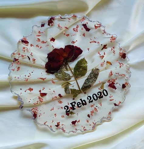 Preserving Roses In Resin, Simple Resin Art, Rose Preservation Ideas, Resin Preserved Flowers, Resin Frame Ideas, Rose Resin Art, Rose Preserved In Resin, Rose Preservation, Resin Preservation