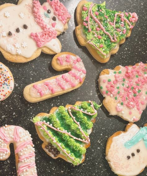 Pink Christmas Cookies Aesthetic, Decorating Cookies Party, Sugar Cookie Inspo Christmas, Christmas Treats Aesthetic, Holiday Baking Aesthetic, Gingerbread Cookies Aesthetic, Girly Christmas Aesthetic, Christmas Baking Aesthetic, Christmas Bake Sale