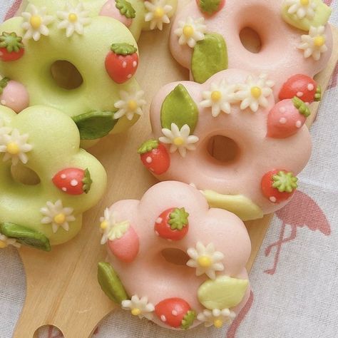 Kue Macaroon, Kawaii Dessert, Kawaii Cooking, Cute Donuts, Pretty Dessert, Cute Baking, Cute Snacks, Fancy Desserts, Sweet Snacks Recipes