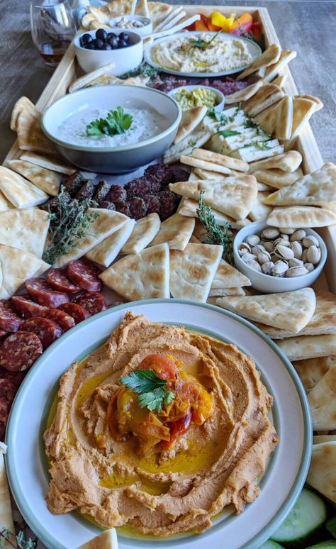 Greek Appetizer, Mediterranean Party, Appetizer Platter, Greek Appetizers, Greek Dinners, Plats Healthy, Appetizer Platters, Pita Chips, Party Platters