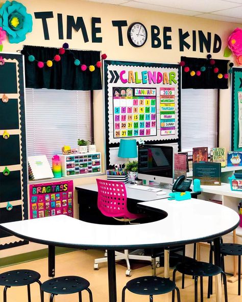 Teacher Desk And Table Set Up, Desk Decor Ideas For Teachers, Kindergarten Classroom Desk Setup, Preschool Classroom Library Decor, Teacher Desk Setup Ideas, Teacher Desk And Kidney Table Set Up, Teacher Room Theme Ideas Elementary, Teacher Desk Arrangement Elementary, Second Grade Classroom Decorating Ideas