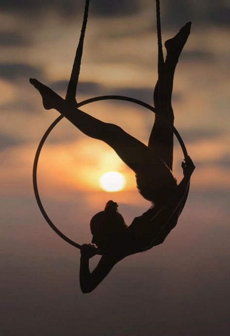 Aro acrobático Ariel Hoop, Vintage Circus Costume, Aerial Hoop Moves, Circus Acrobat, Lyra Aerial, Aerial Gymnastics, Circus Aesthetic, Aerial Acrobatics, Adventure Seeker