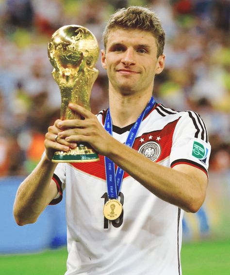 Muller of Germany celebrates with the World Cup trophy after defeating Argentina 1-0 in extra time during the 2014 FIFA World Cup Brazil Final match between Germany and Argentina at Maracana on July 13, 2014 in Rio de Janeiro, Brazil. Thomas Muller World Cup 2014, Thomas Muller Pfp, Thomas Muller Wallpapers, Muller Bayern, Muller Germany, Germany National Football Team, German National Team, Thomas Muller, World Cup Trophy